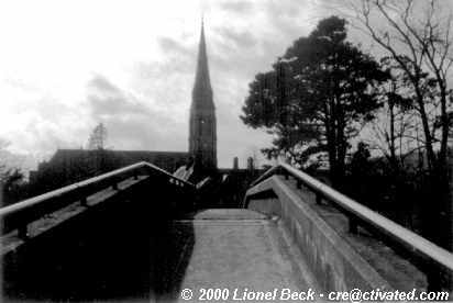 le pont entre le Campus nord et le Campus Sud... avec vue sur la chapelle.